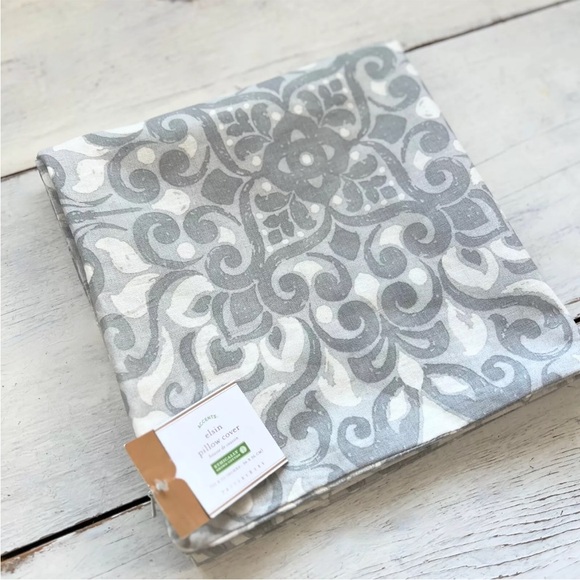 1 NEW Pottery Barn Elsin 22x22” Linen Cotton Pillow Cover Gray Floral Medallion - Picture 2 of 10